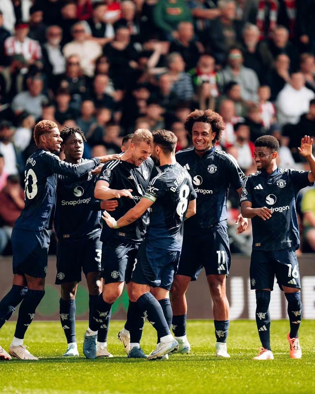 Manchester United besejrede Southampton 3-0, hvilket afsluttede to på hinanden følgende nederlag i Premier League